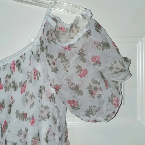 💥Sale 3/$30 Dolce Ragazza Floral Cold Shoulder Short Sleeve Blouse - Picture 2 of 4